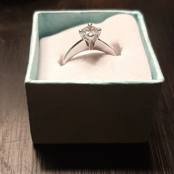 Round solitaire ring - Picture 2 of 4